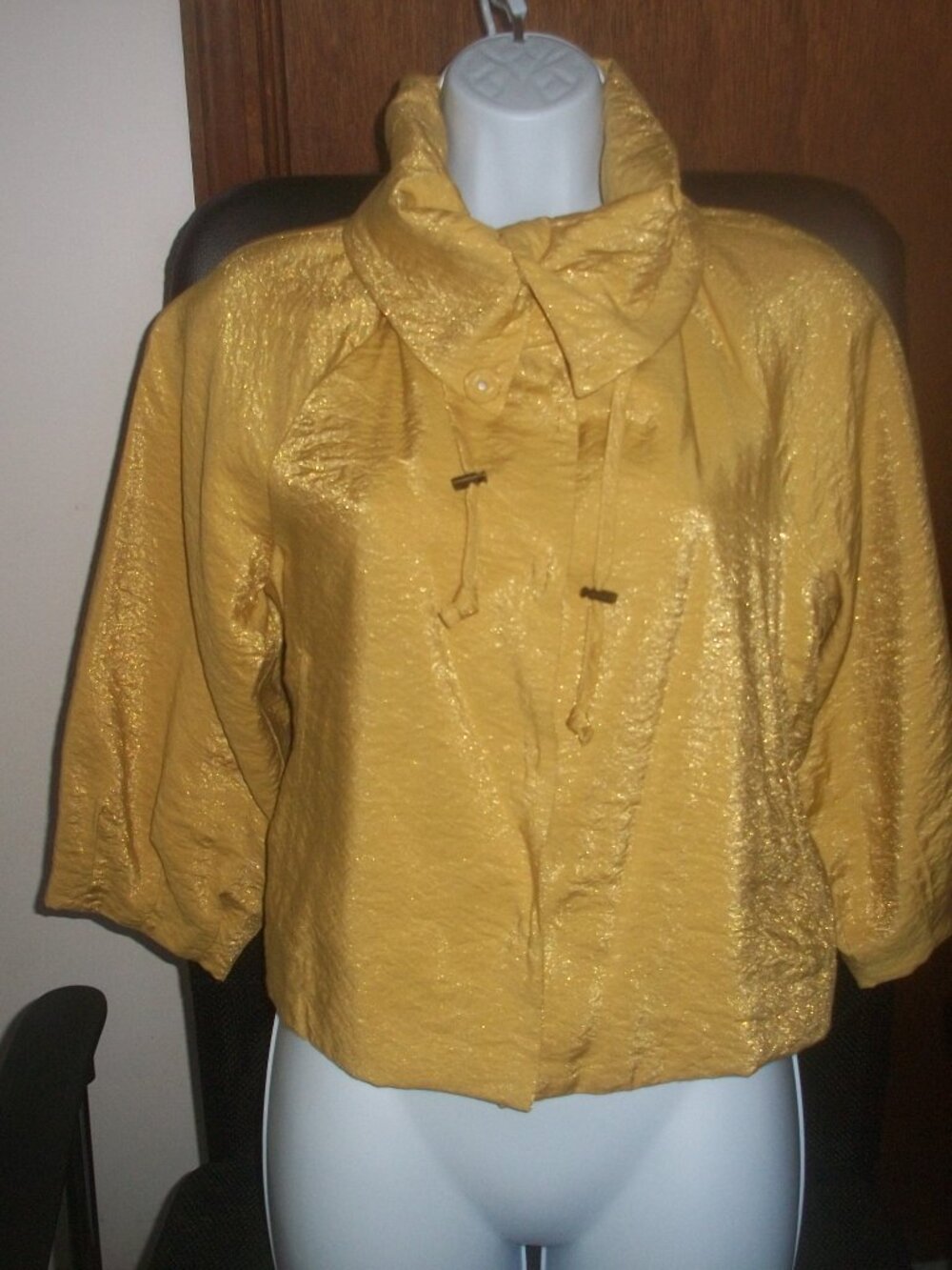womens lined gold shiny blazer, top. Snap closure.size petite medium